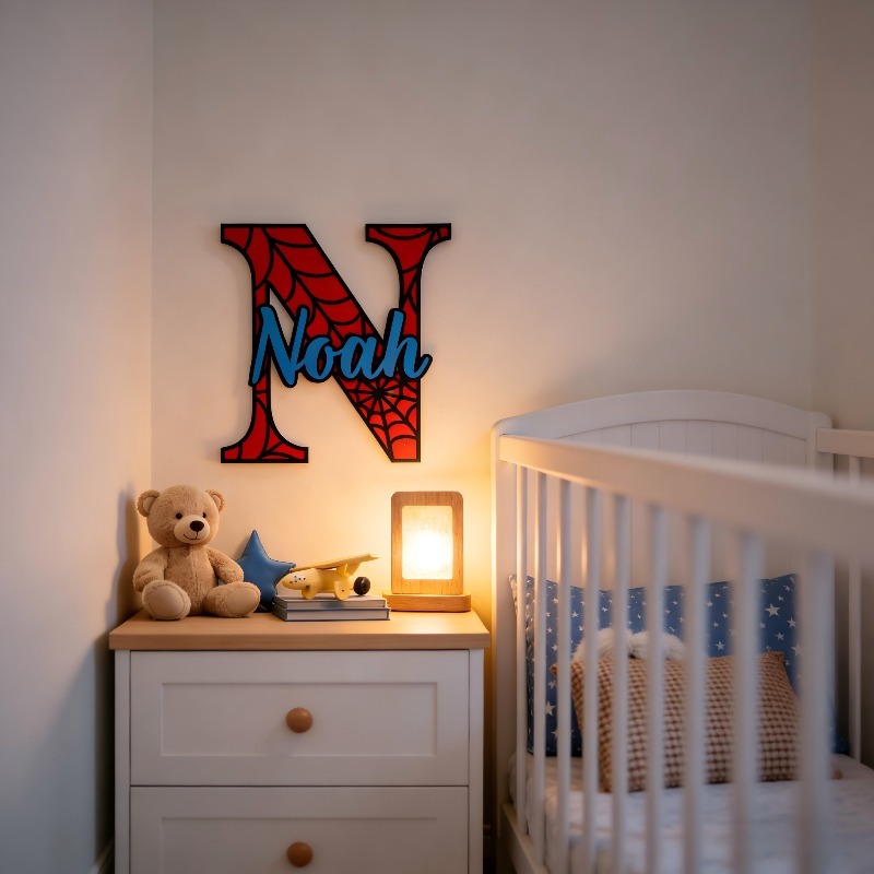 Baby Nursery Name Sign - パーソナライズされたスパイダーウェブネームハンギングサイン、木製文字付きカスタム木製プラーク、スーパーヒーロー子供部屋用ハンギングプラーク、ウォールデコ